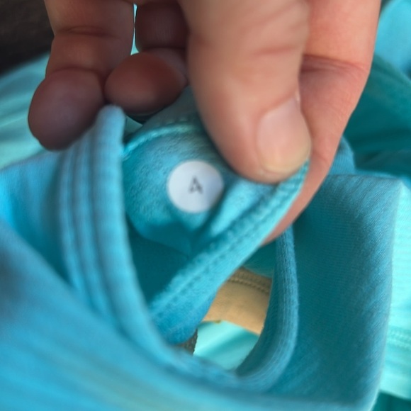 Aqua Blue Lululemon  tank top with built in bra. Loose on bottom. Size 4 - Picture 4 of 4